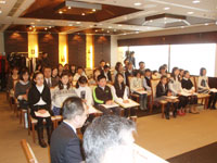 表彰式に集まった、児童と保護者